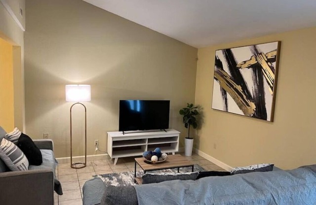 Clean & Comfy 3 BR 2 Bath Townhouse W/Amenities