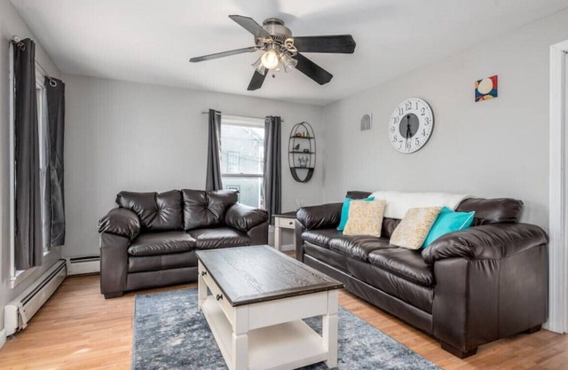 CLEAN & COZY 2 BEDROOM | CLOSE TO LOCAL BEACHES