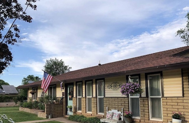 Clean, cozy home in the heart of Snowflake!
