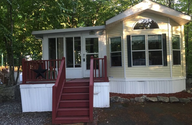 Clean & cozy updated family resort cottage! Located on quiet dead end street.