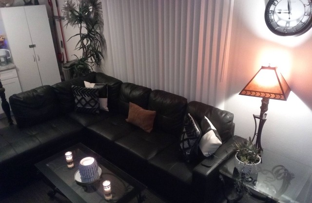 Clean Modern Apartment in Tower District Walk to Nightlife Host On-Site
