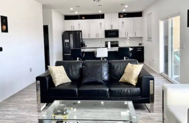 Clean one bedroom in luxury condo by LGA