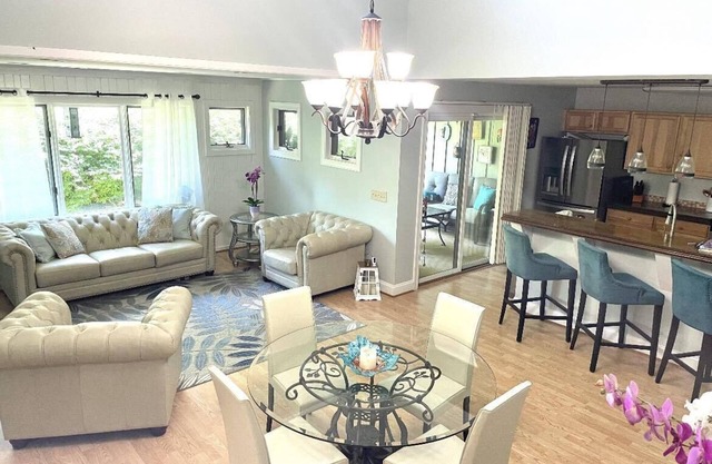 Clean, spacious Townhome with GREAT location close to many attractions!