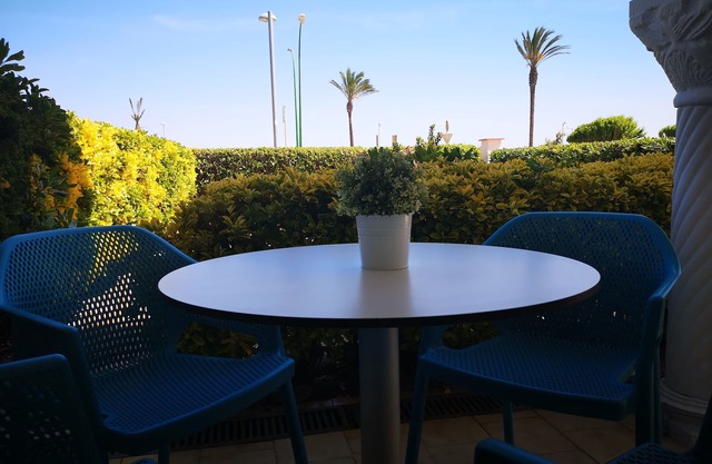 Clean, well-kept apartment on the beach, wifi, air conditioning. Ground floor, up to 4 persons