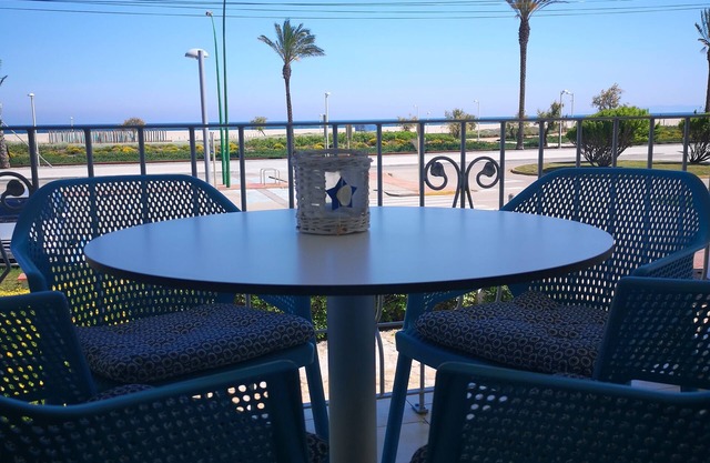 Clean, well-kept apartment on the beach, wifi, air conditioning. 1st floor, up to 4 pers.