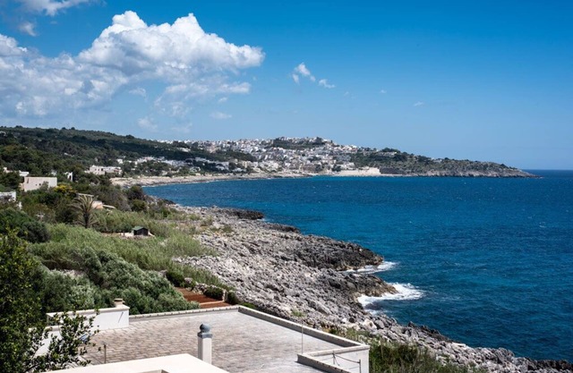 Clear water for a couple, with the sea under the house. Private equipped terrace