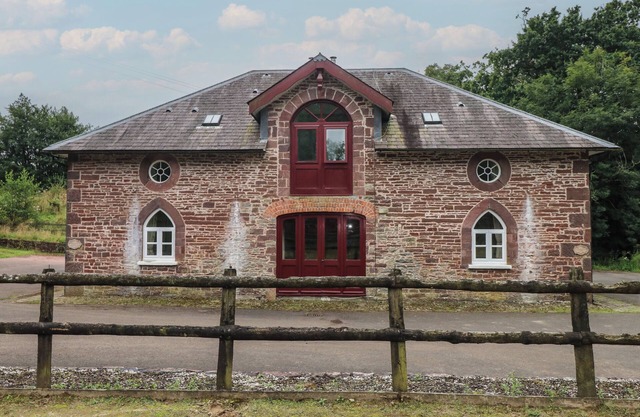 CLEARBROOK LODGE, pet friendly, with open fire in Llanarthney