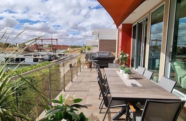 Clearview Waters-prestige 2 storey House on Marina with 4 King beds.