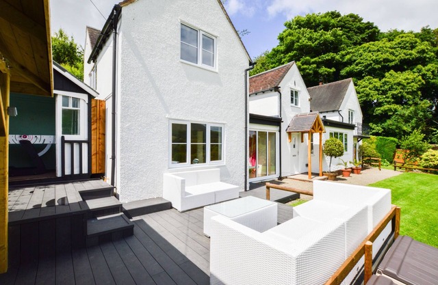 CLEARVIEWS spectacular views, all superking rooms en-suite, hot tub, walk to pub