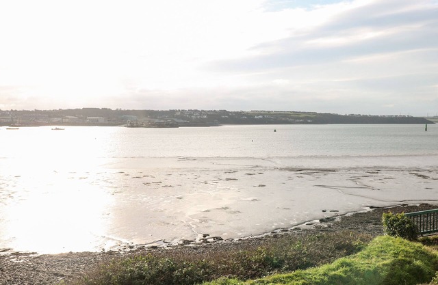 CLEDDAU SOUND, family friendly, country holiday cottage in Neyland