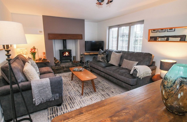 CLEMATIS COTTAGE, pet friendly, with open fire in Minsterley
