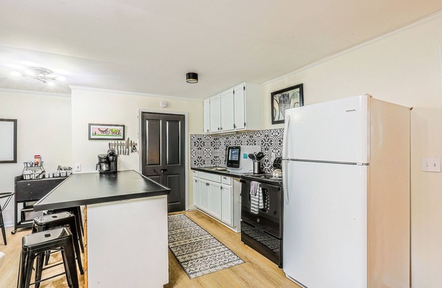 "Clementine at The 403" Historic District Apartment Walkable to Downtown
