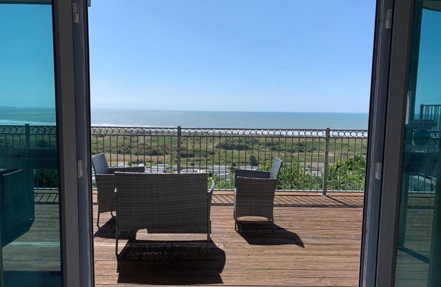 Cliff Haven- Spectacular sea views from balcony, pets go FREE