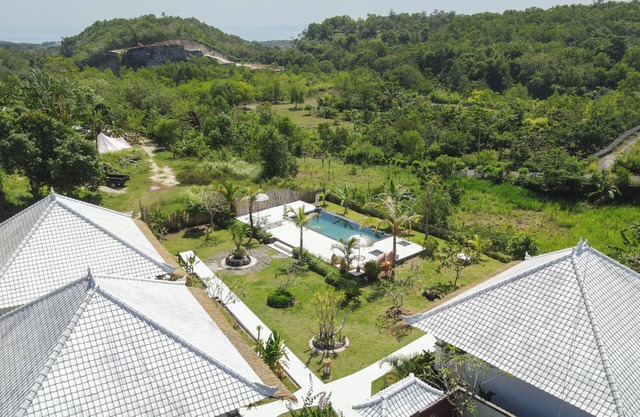 Cliff view 6 Bedroom villa w/private pool and living room next to Padang Beach
