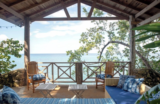 Cliffhouse - 5br villa - stunning sunset, snorkeling, tennis, seaside cuisine