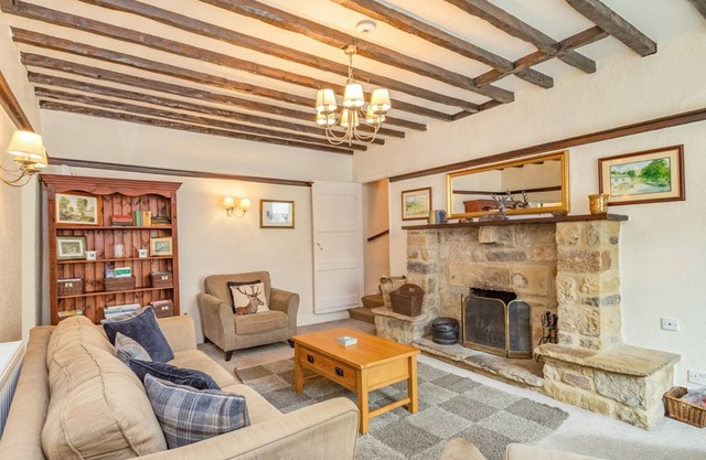 CLIFFORD HOUSE FARM, pet friendly, with open fire in Buckden