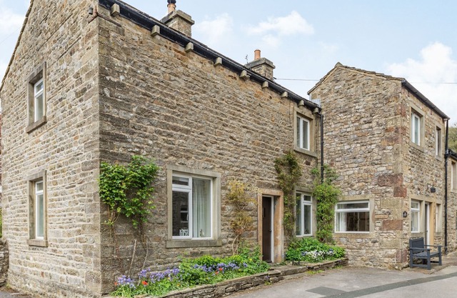 CLIFFORD HOUSE FARM, pet friendly, with open fire in Buckden