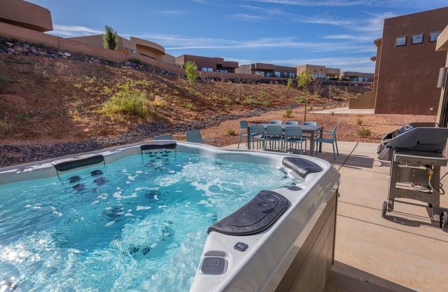 Cliffside Retreat at The Ledges Golf Club *Private Hot Tub*