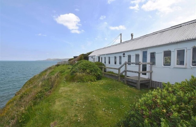 CLIFFTOP CARRIAGE, romantic, character holiday cottage in Aberporth