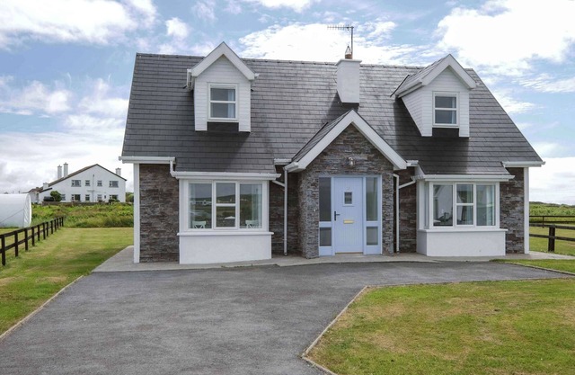 Clochan Na Mara 15 (In Liscannor Village)