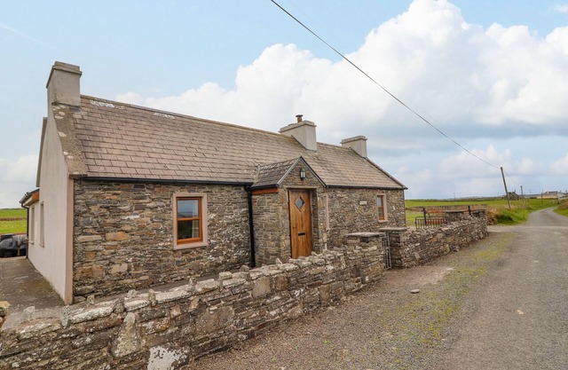 CLOGHER COTTAGE, family friendly in Doonbeg, County Clare