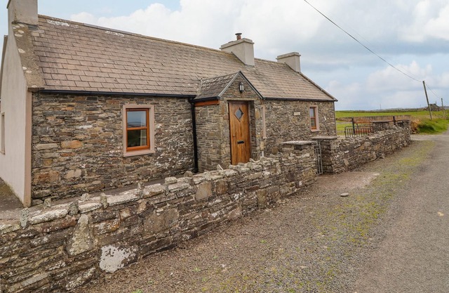 CLOGHER COTTAGE, family friendly in Doonbeg, County Clare