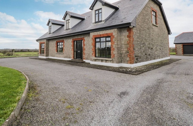 CLOONACASTLE COTTAGE, family friendly in Ballinrobe, County Mayo