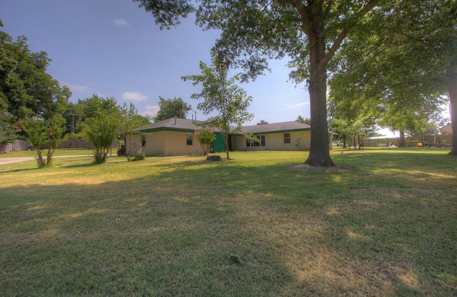 Close to a Vibrant and fun DownTown Rose District. 15 min from Tulsa.