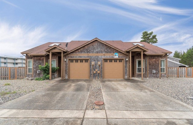 Close to beach, Discovery Trail, Fenced Yard (Seag)