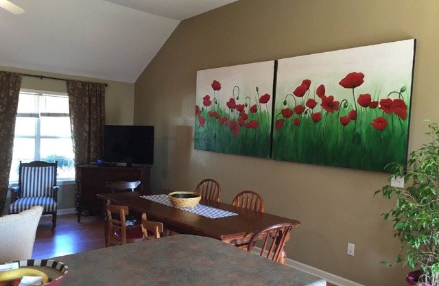 Close to campus! Walk to the stadium! Open for ARK, & SC!