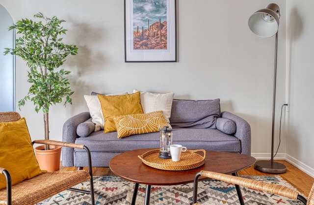 Close to downtown and McMaster | Fast wifi | Fully stocked kitchen