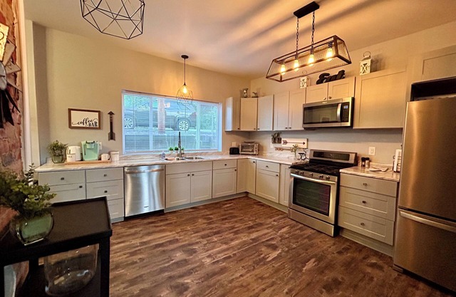 Close to Downtown, Hospitals and river Walking, biking & running trail.
