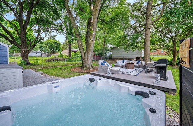 Close to Drake/Downtown - Filled With Amenities, Pet Friendly, Hot Tub, Theater!