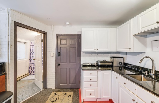 Close to Dtwn Richmond: Apartment w/Private Patio