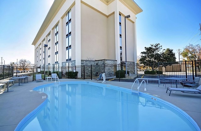 Close to Georgia Museum of Art! Free Breakfast and Parking, Pool, Pet-friendly!