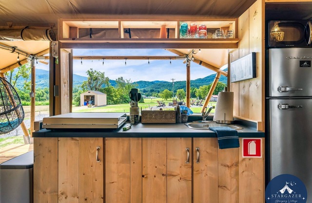 Close to GSMNP|Heat|AC|WiFi conveniently located next to restaurants & shops