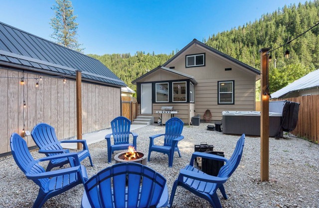 Close to Hiawatha Tr. and Skiing w/HOT TUB