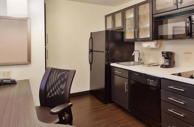 Close to ICEARIUM! Pets are Welcome! FREE Parking, Gazebo, BBQ Facility Onsite!