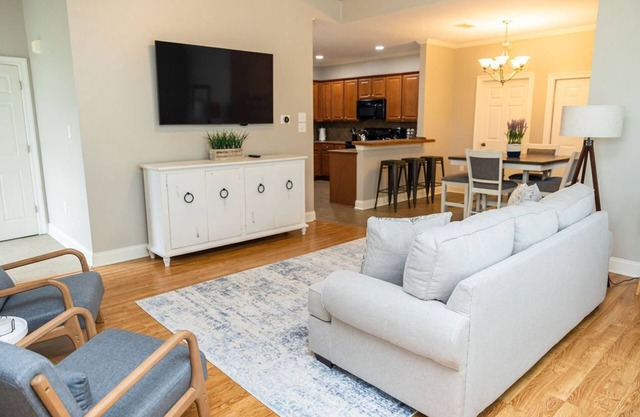 Close to LSU and Hospitals - King Beds & Pool