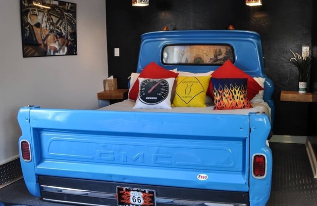 Close to National Parks.The Star Garage, Sleep in a Vintage Truck Bed, Cool!