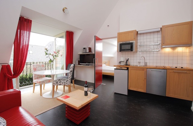 Close to nature & center: 2-room apartment with french balcony
