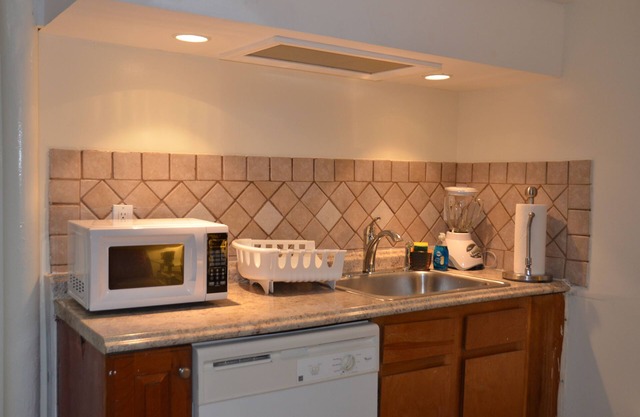 CLOSE TO NEW YORK CITY, 17 MIN. TO TIMES SQUARE. Free parking.