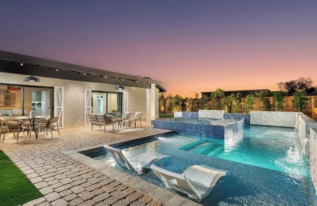 Close to Old Town! Heated Pool + HUGE hot tub. Chic & Cozy Scottsdale home!