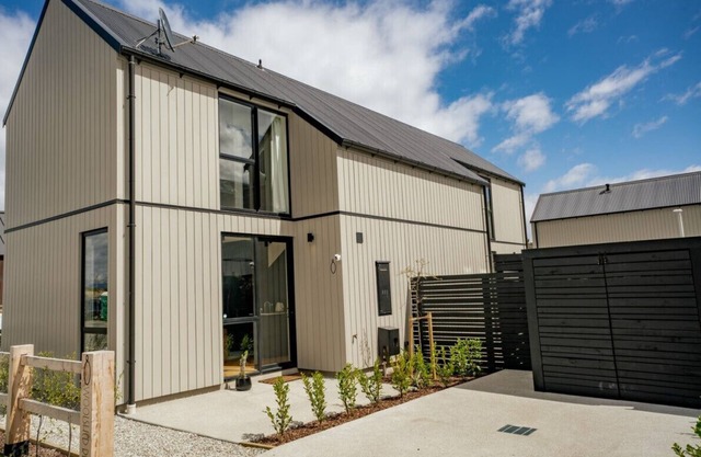 Close to Remarkable ski field and parking.