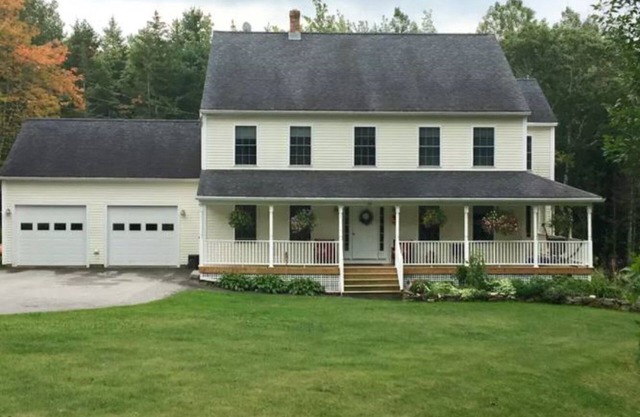 Close to Rockland, large mid coast home in quiet neighborhood