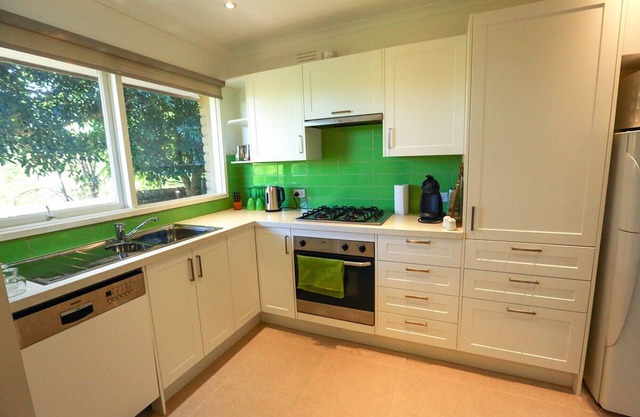 Close to shopping centres, restaurant, freeway to city, and public transport