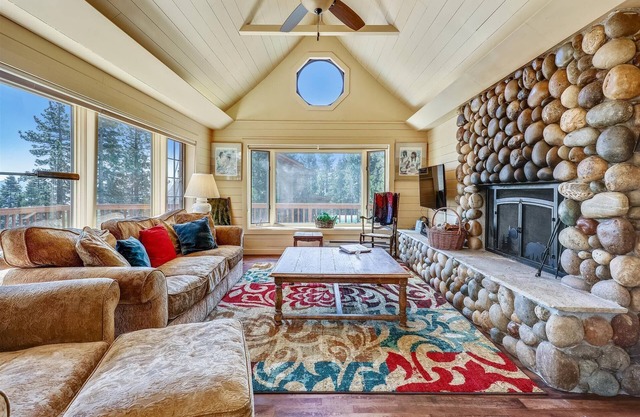 Close to Skiing/Snowboarding, Private Hot Tub, Dogs Welcome-Moondance Cottage