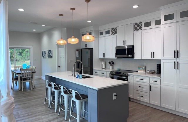 Close to Sports Complex, OWA, beaches, shopping, restaurants. King bed.