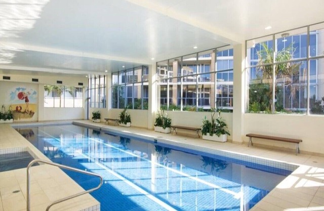 Close to Sydney City: 2 Bed, parking, pool & sauna