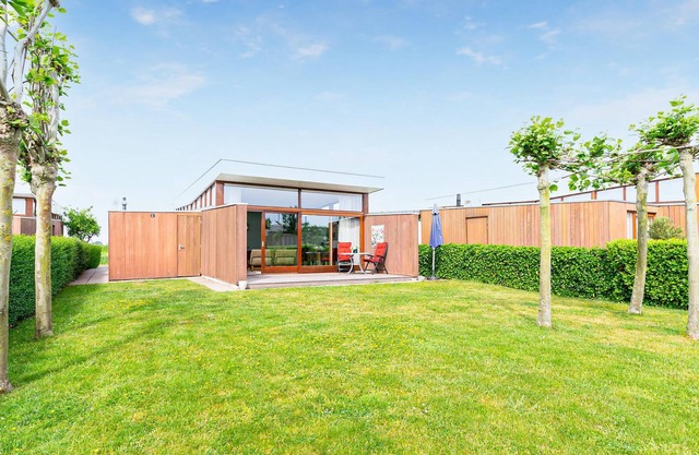 Close to the marina and with a view of polder landscape and the bird breeding area, this beautiful v